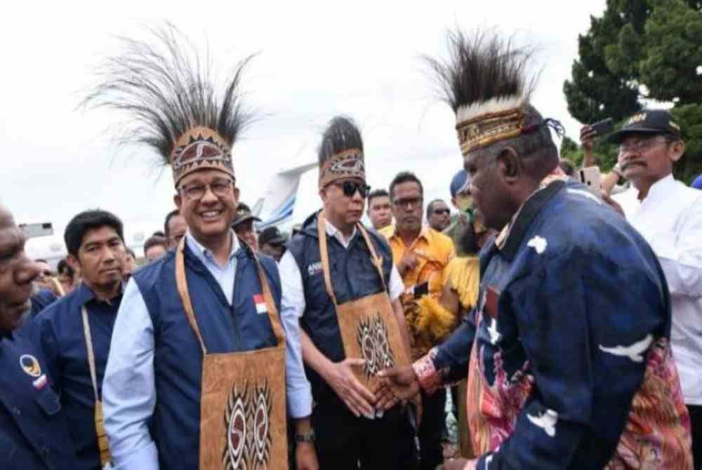Anie (kiri) bersalaman dengan wakil masyarakat Papua dalam sesi perjumpaan baru-baru ini. Foto Agensi