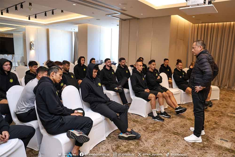 Hamidin (kanan) menyuntik semangat pemain negara menjelang aksi kedua Kumpulan E Piala Asia Qatar 2024 menentang Bahrain pada Sabtu. Foto FB FAM