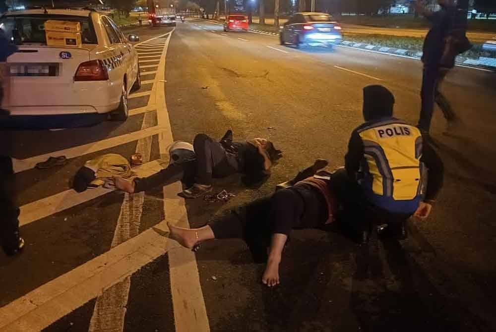 Pasangan suami isteri OKU cedera ketika dirempuh sebuah treler dalam sekatan jalan raya di Persiaran Jubli Perak berhampiran susur keluar Tanah Perkuburan Seksyen 21 pada Selasa.