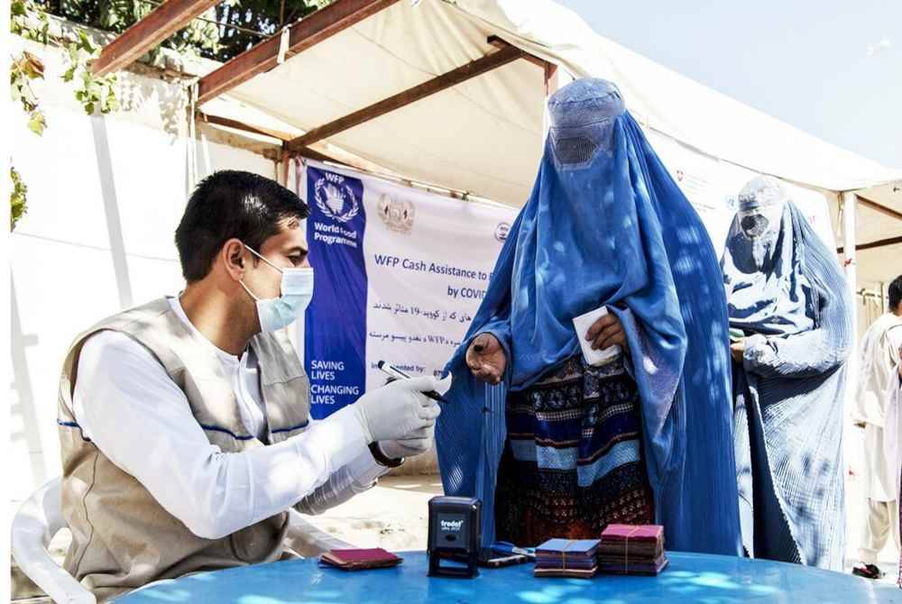 Penduduk Afghanistan menerima bantuan wang tunai dalam program WFP. Foto Agensi