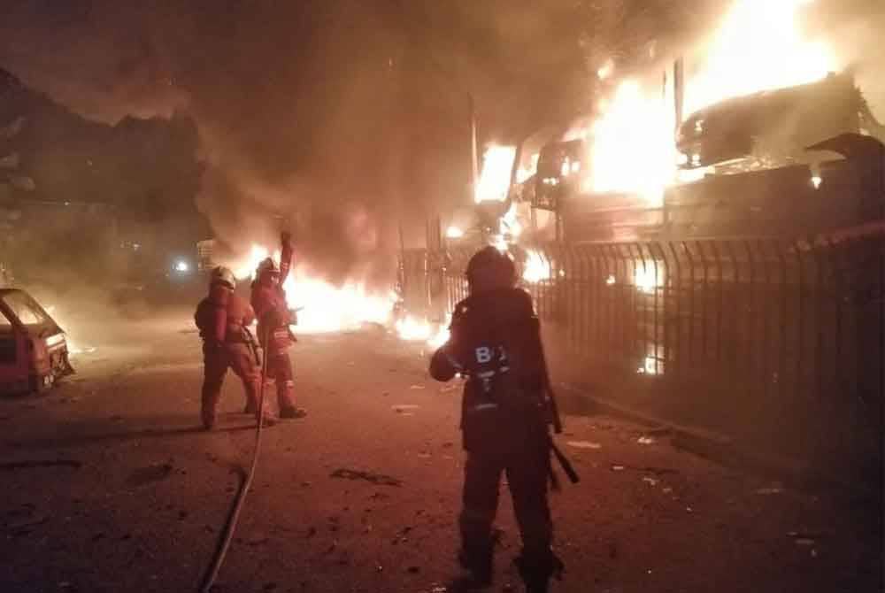 Pasukan bomba bertungkus lumus memadamkan kebakaran. Foto Bomba Pahang