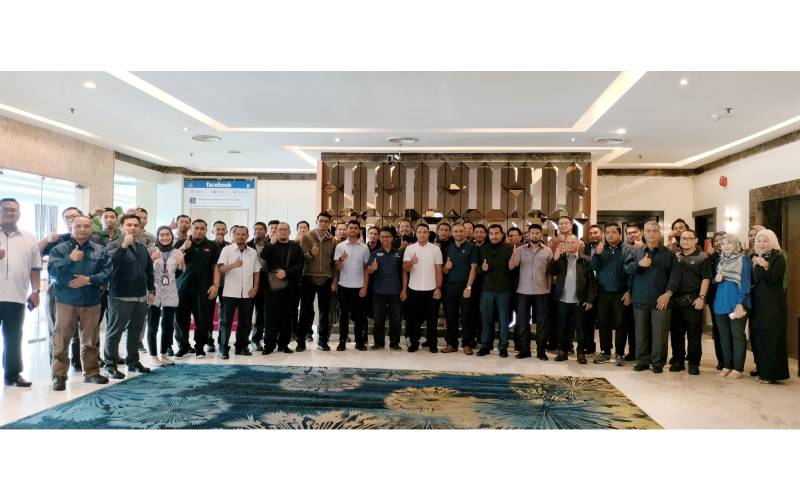 Dr Hamdan (tengah) bersama para peserta yang menyertai kursus 'Kesedaran Keselamatan Penggunaan EV' anjuran UMPSA Advanced di Hotel Grand DarulMakmur, Kuantan pada Rabu.