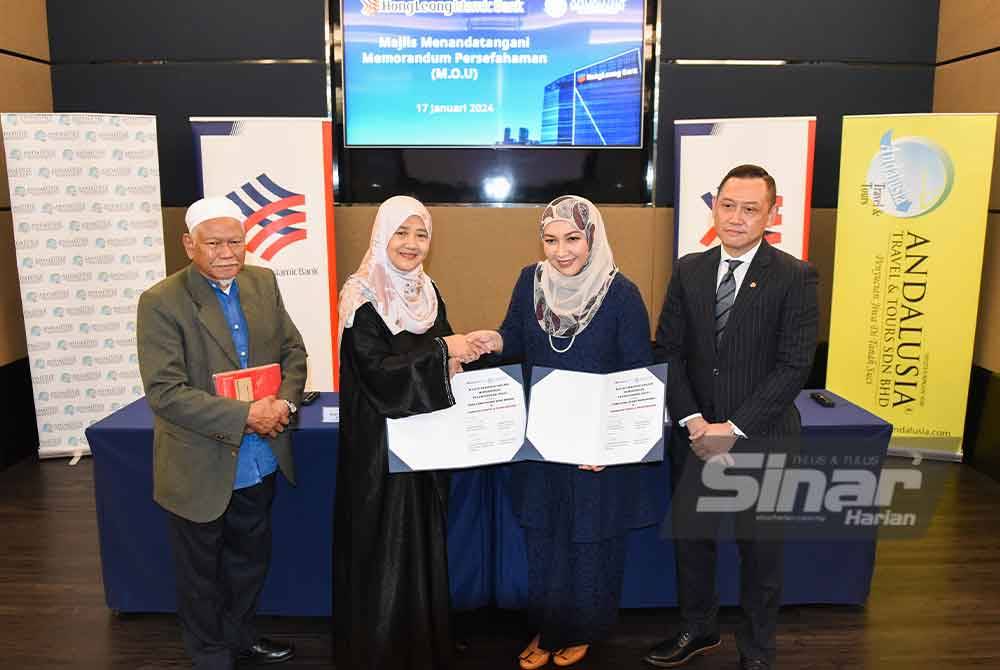 Dafinah (dua, kanan) bersama Ida Riswana (dua, kiri) selepas menandatangani MoU antara Hong Leong Islamic Bank dan Andalusia Travel & Tour di Menara Hong Leong, Bukit Damansara, Kuala Lumpur. Foto Sinar Harian-MOHD RAFIQ REDZUAN HAMZAH