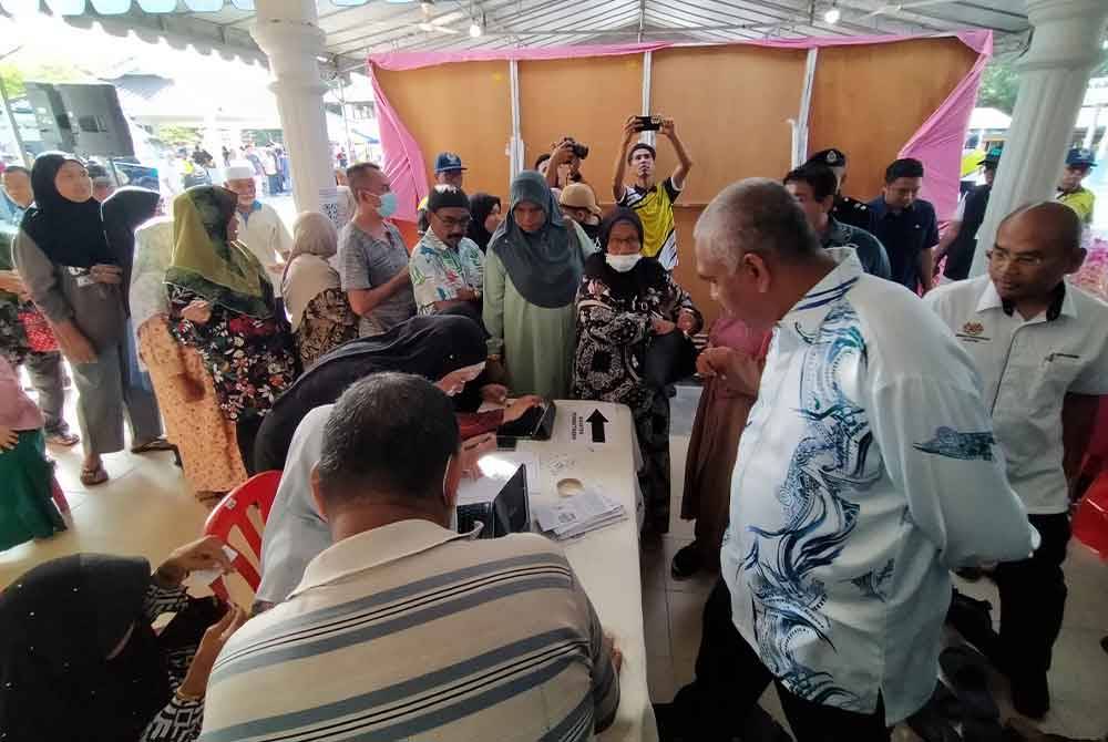 Khairudin (dua dari kiri) meninjau proses pendaftaran PADU di PEDi Bota pada Khamis.