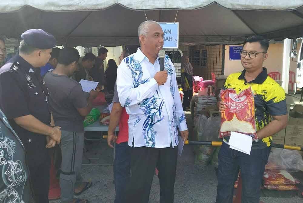 Khairudin (tengah) turut mempromosikan Jualan Rahmah ketika Program Bersepadu Madani dan Pendaftaran Program PADU di PEDi Bota di sini pada Khamis.