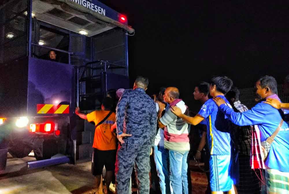 Warga asing yang ditahan dibawah ke Depoh Imigresen Machap Umboo Alor Gajah pada Khamis.