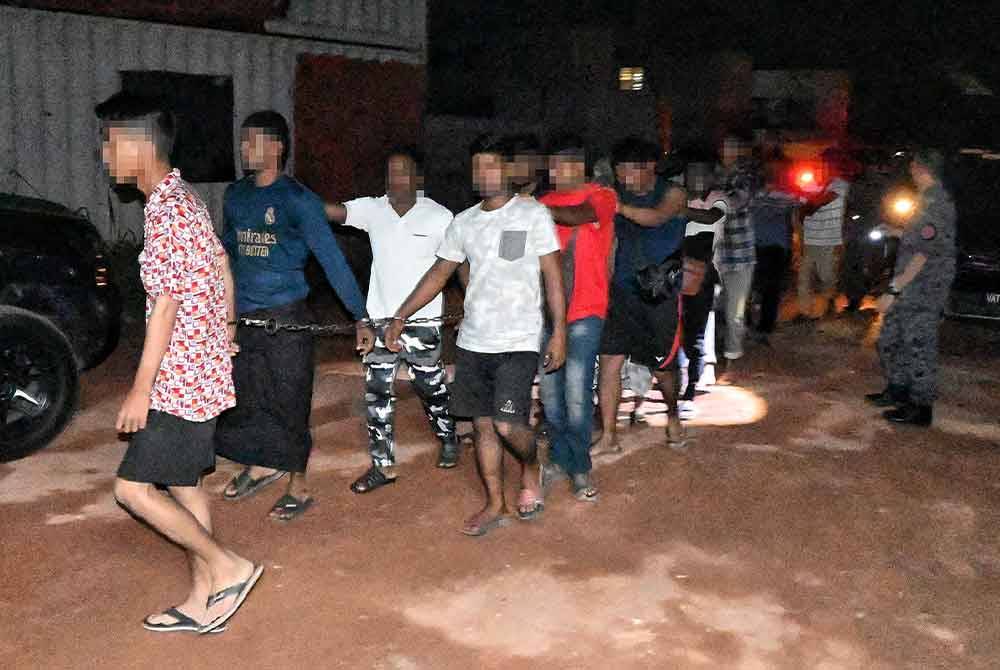 Sebahagian warga asing yang ditahan atas pelbagai kesalahan di bawah Akta Imigresen.