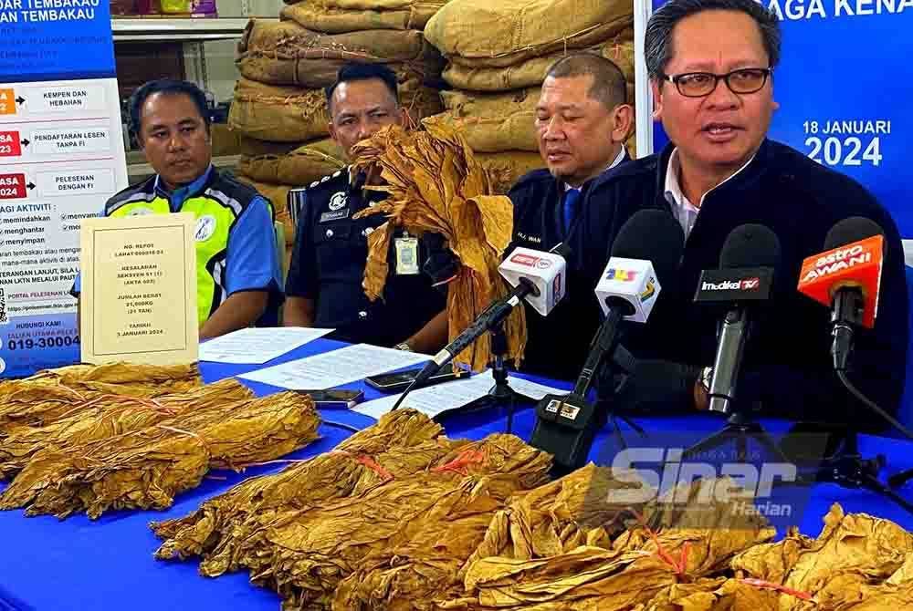Zailani (kanan) menunjukkan tembakau yang dirampas semasa sidang akhbar di Ibu Pejabat LKTN di Kota Bharu pada Khamis.