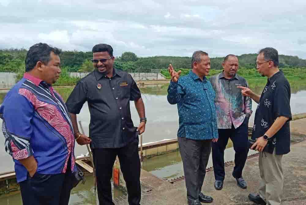Aminuddin (tiga dari kanan) ketika meninjau Loji Rawatan Air Sungai Linggi pada Khamis.