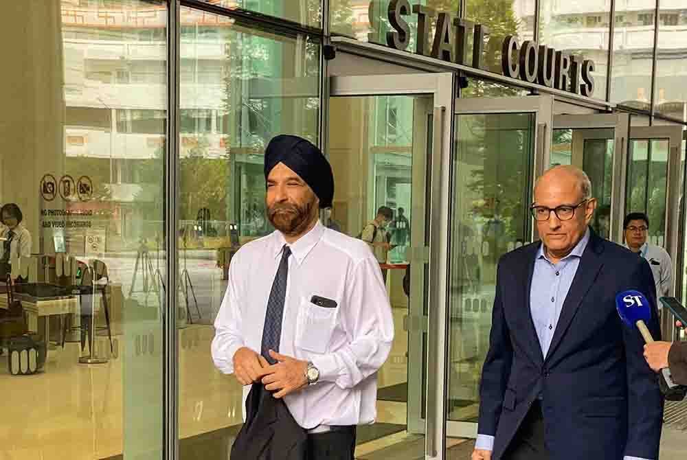 Bekas Menteri Pengangkutan Singapura, S Iswaran (kanan) didakwa di mahkamah pada Khamis atas pelbagai kesalahan termasuk rasuah dan mendapatkan suapan sebagai penjawat awam. Foto AFP