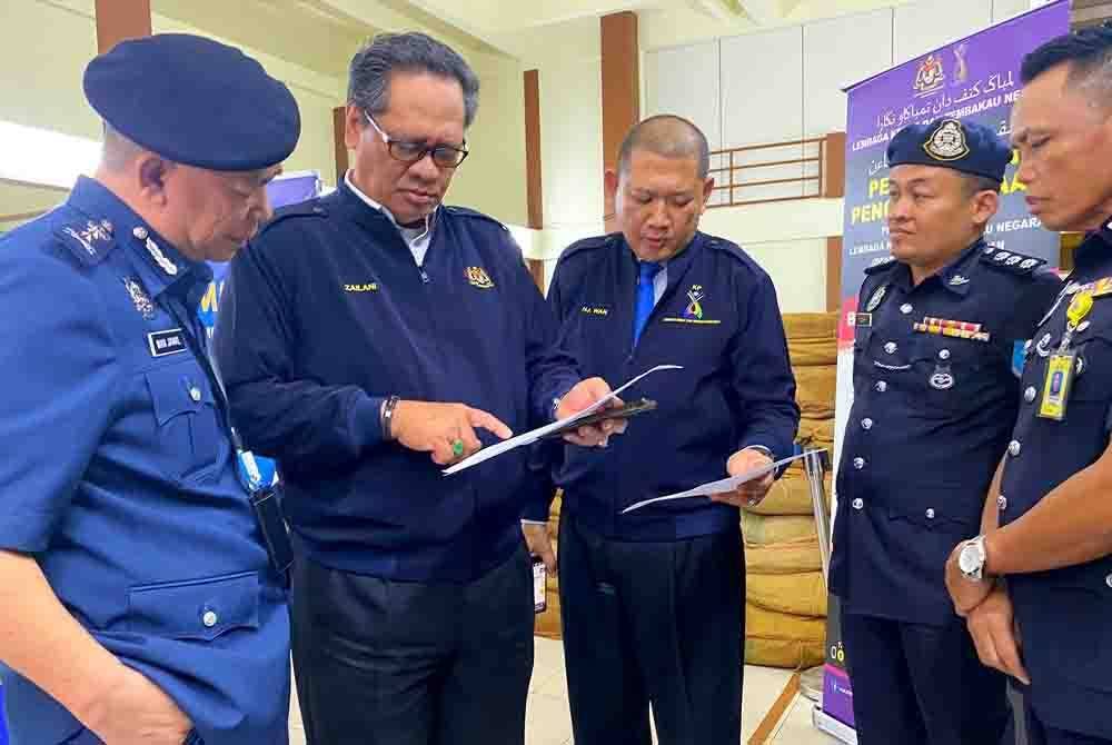 Zailani (dua,kiri) membincangkan sesuatu bersama agensi penguat kuasa lain.