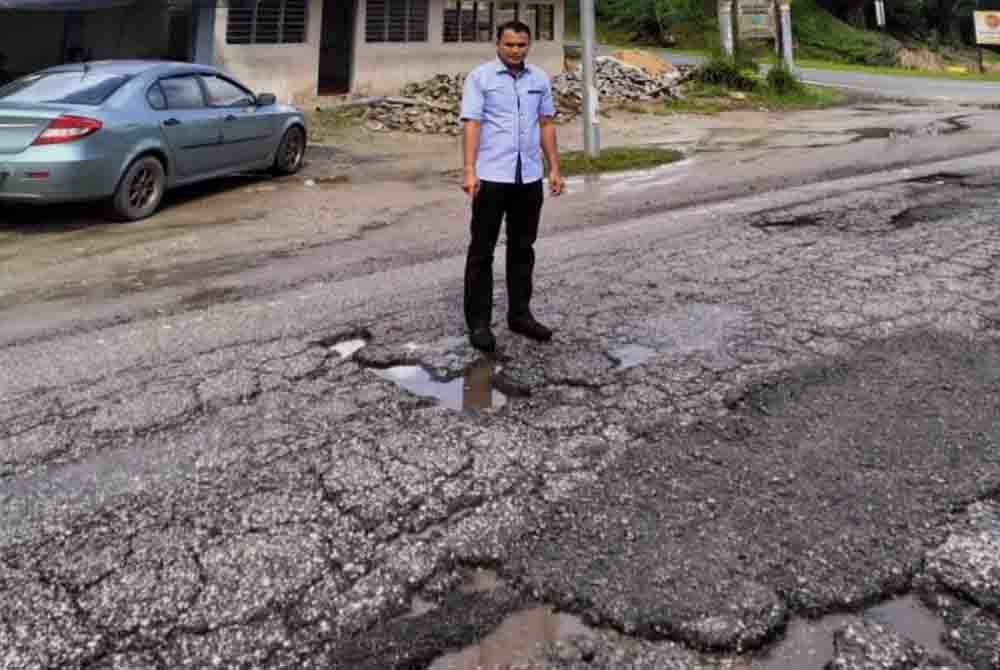 Mohamad Ayub keadaan jalan rosak teruk setiap kali musim tengkujuh dan ia perlu diberi perhatian oleh Kerajaan Pahang dan agensi berkaitan.