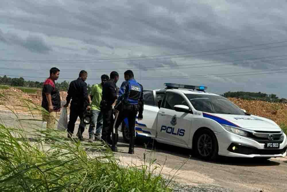 Seorang lelaki ditahan kerana melarikan peti sejuk beku di Kampung Telok, Sungai Jagung pada Rabu. Foto pembaca