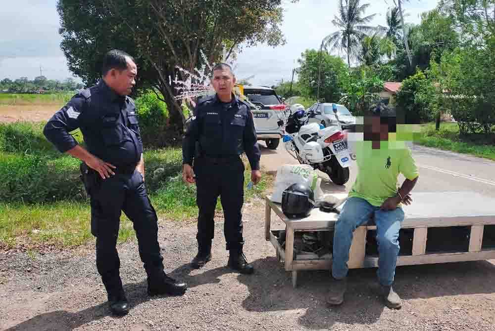 Tindakan melarikan peti sejuk beku menggunakan motosikal gagal apabila disedari pemilik barangan terbabit. Foto pembaca