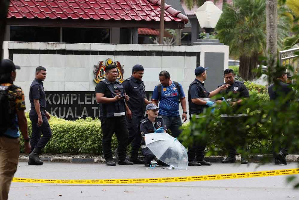 Polis memeriksa barangan kes yang didakwa menyerupai bom diletakkan di pintu pagar Kompeks Mahkamah Kuala Terengganu.