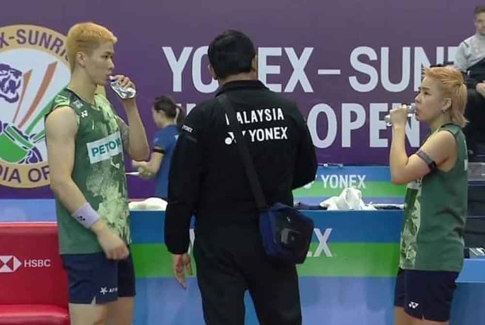 Tang Jie (kiri) dan Ee Wei terpaksa akur tewas kepada pasangan Thailand dalam aksi pusingan kedua Terbuka India di New Delhi pada Khamis. Foto Agensi