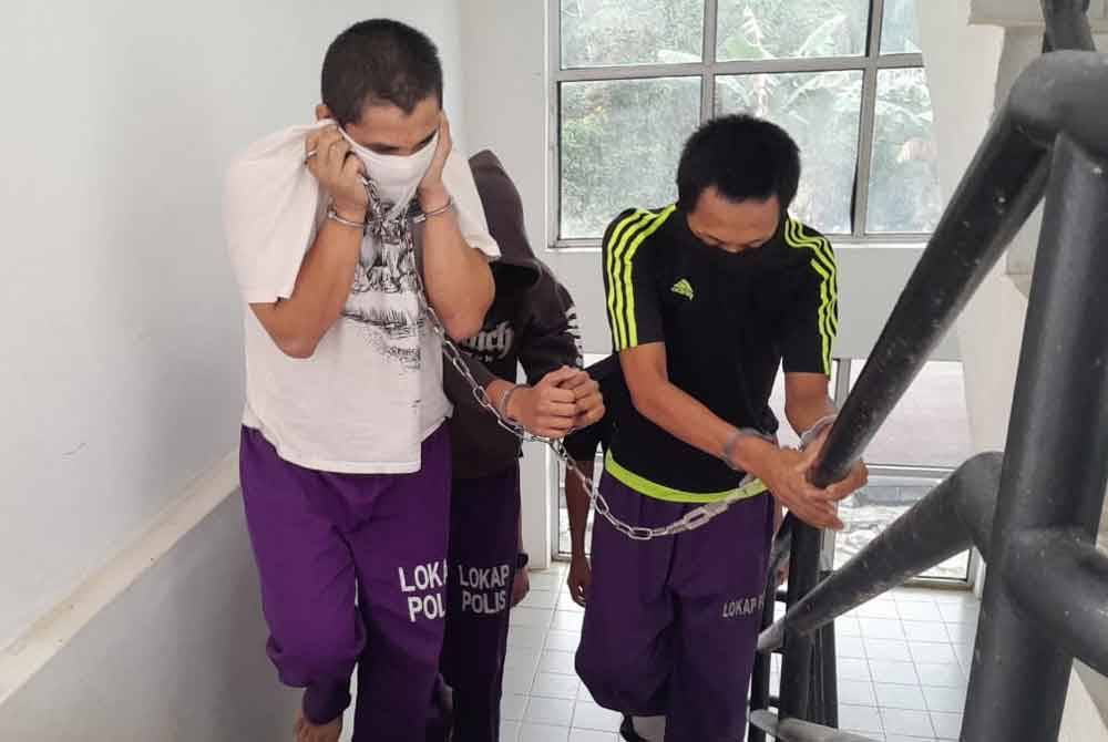 Tiga ahli geng pecah rumah Che Wan didakwa atas pertuduhan melakukan pencerobohan, kurungan salah dan menghalang penjawat awam di Majistret Kota Tinggi, pada Khamis.
