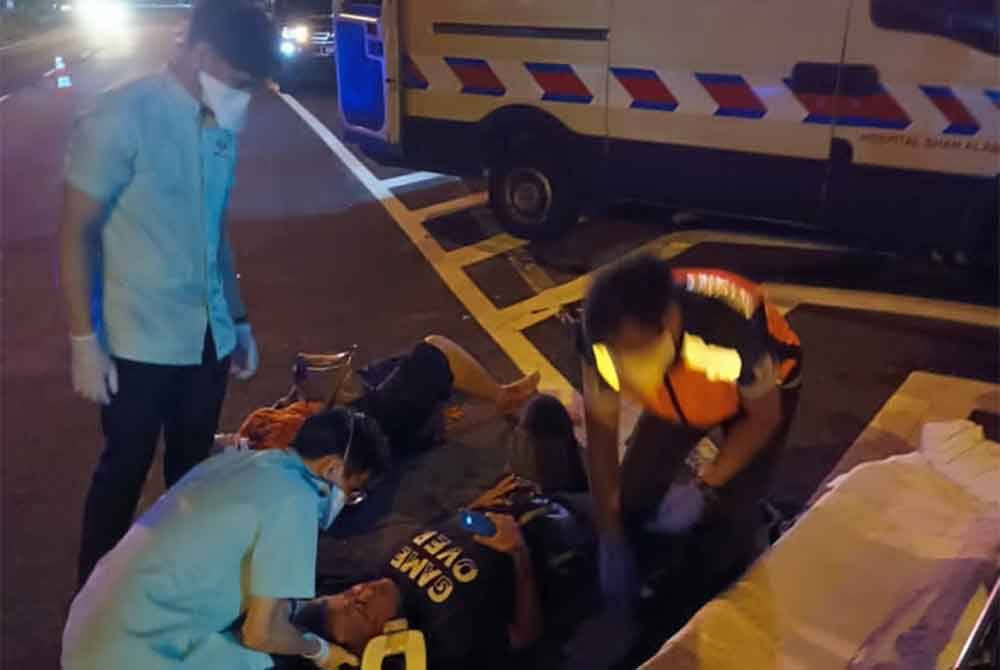 Pasangan OKU mengalami kecederaan selepas dilanggar treler yang dipercayai mengalami masalah brek semasa sekatan jalan raya di Seksyen 21, Shah Alam pada Selasa.