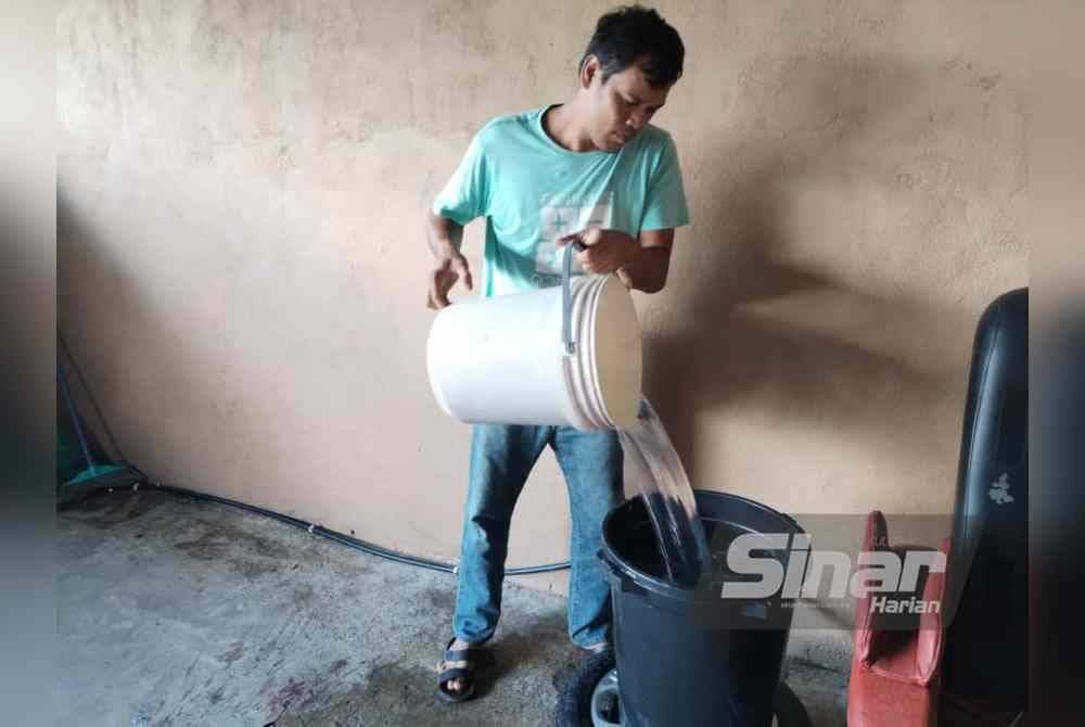 Ahmad Anuar mengeluarkan modal sendiri untuk menghasilkan tangki statik itu.