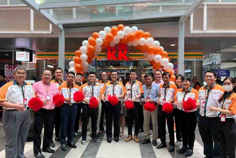 Pengasas KK Super Mart, Datuk Seri Dr KK Chai (tengah) bersama barisan kakitangan syarikat.