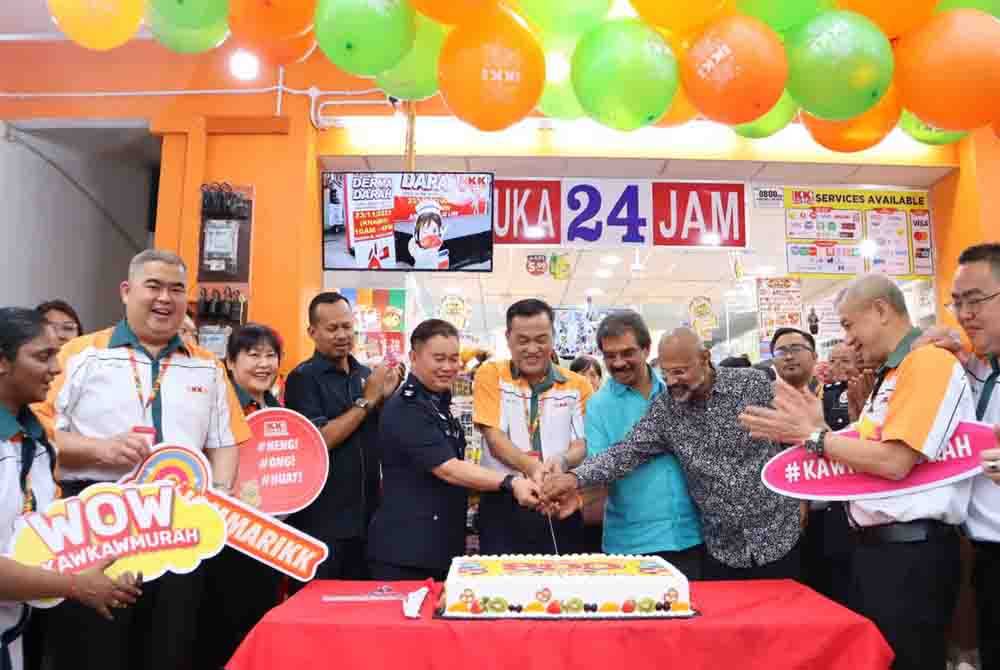 Pengasas KK Super Mart, Datuk Seri Dr KK Chai (tengah) memotong kek bersama tetamu yang hadir sempena pembukaan outlet ke-800 KK Supermart.