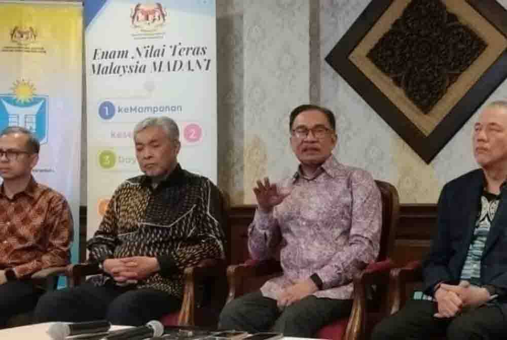 Anwar (tengah) bersama Timbalan Perdana Menteri Datuk Seri Dr Ahmad Zahid ( dua dari kanan), Datuk Seri Fadillah Yusof (dua dari kiri) pada sidang akhbar di sini.
