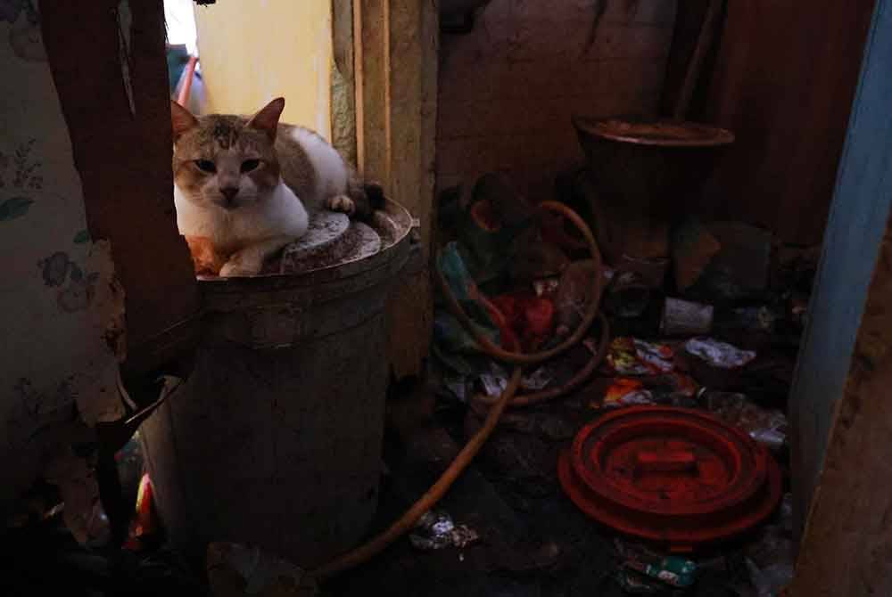 Keadaan bilik mandi yang dipenuhi longgokan sampah sarap.