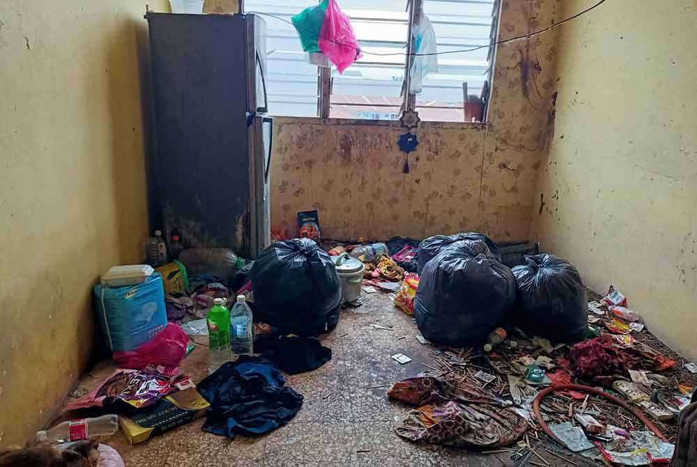 Keadaan ruang tamu unit rumah yang didiami dua beranak di Rumah Pangsa Taman Silibin ketika tinjauan pada Khamis.