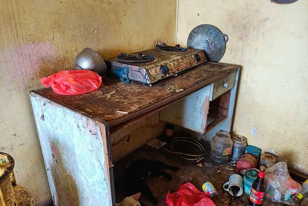 Ruang memasak turut dipenuhi kesan kotor.