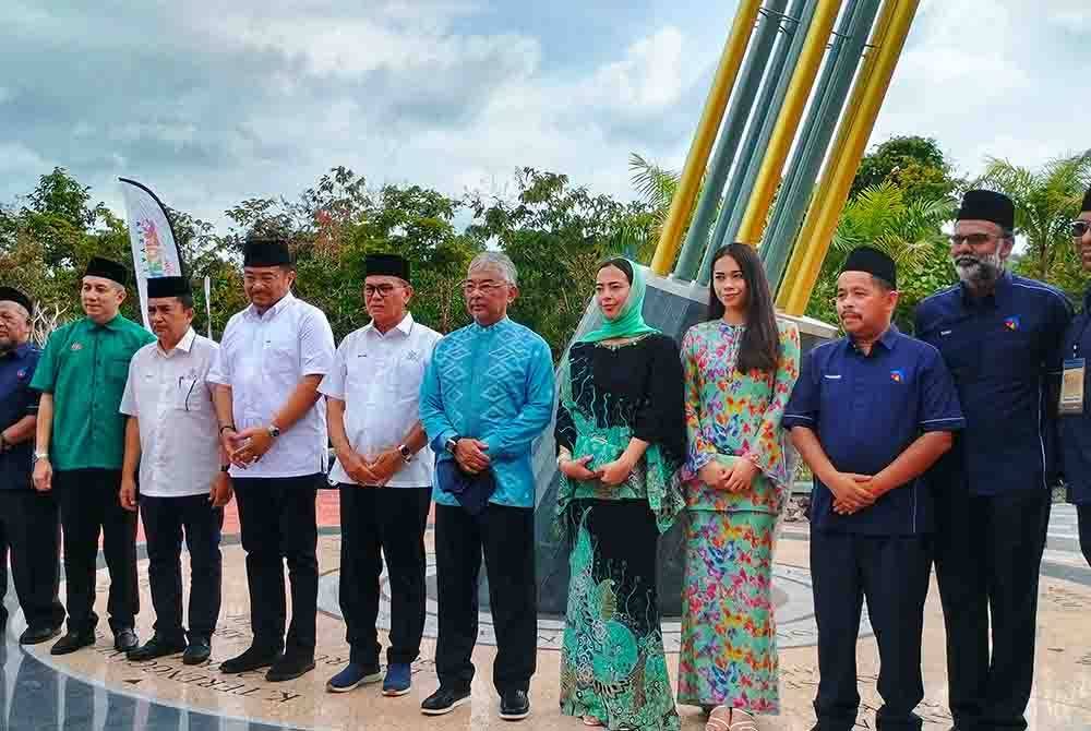 Al-Sultan Abdullah (enam dari kanan)bersama Wan Rosdy (tujuh dari kiri) bergambar kenangan di hadapan Monumen di TTTS