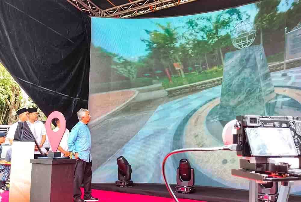 Al-Sultan Abdullah melihat tayangan video mengenai TTTS sempena perasmian TTTS di sini pada Khamis