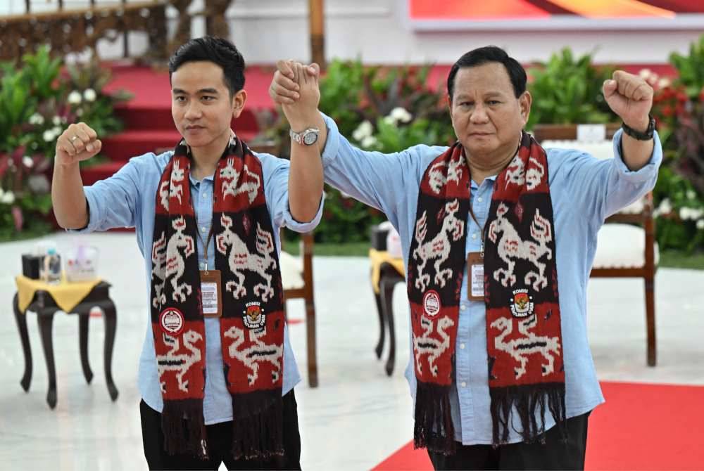Gibran Rakabuming Raka (kiri) dan Prabowo Subianto menjadi calon popular dalam tinjauan pendapat baru-baru ini. Foto AFP