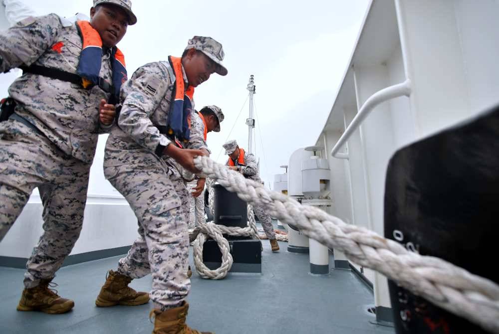 Kru OPV1 APMM membuat persediaan untuk berlabuh di Pelabuhan Kuching selepas membuat rodaan di perairan Sarawak hari ini. Foto Bernama