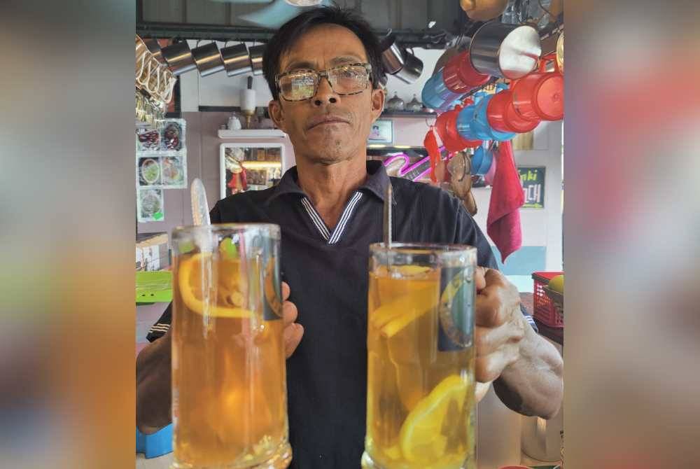 Rahman menunjukkan minuman hasil air tangannya.