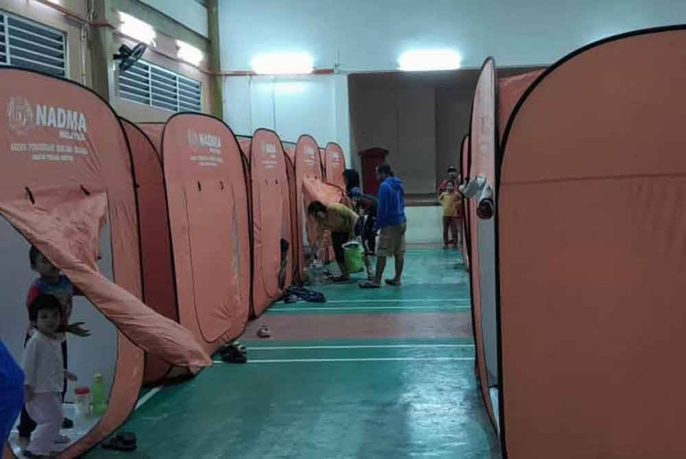 Satu PPS dibuka di Dewan Millenia, Debak kira-kira 270 kilometer (km) dari bandar raya Kuching bagi menempatkan mangsa banjir.