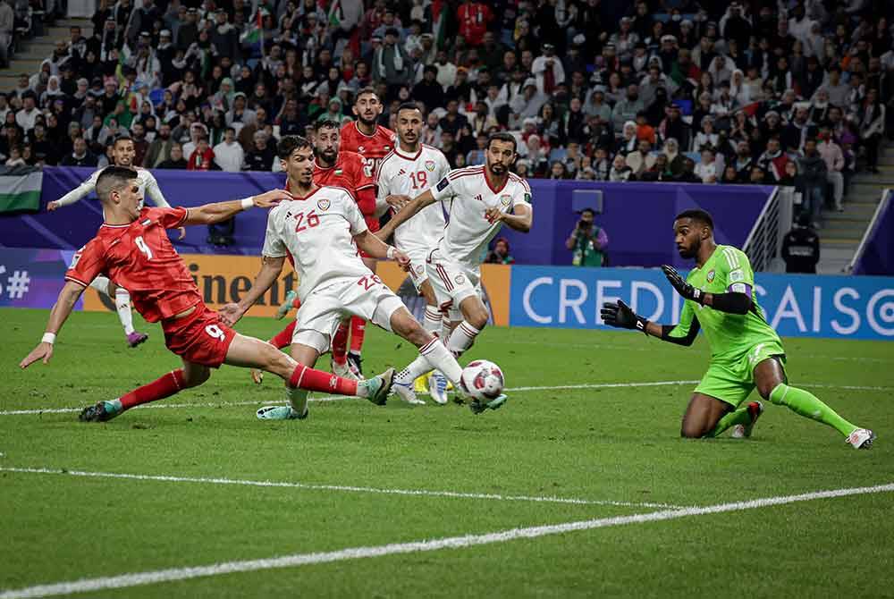 Tamer (kiri) mengasak pertahanan UAE pada perlawanan peringkat Kumpulan C Piala Asia 2023 di Stadium Al Janoub.