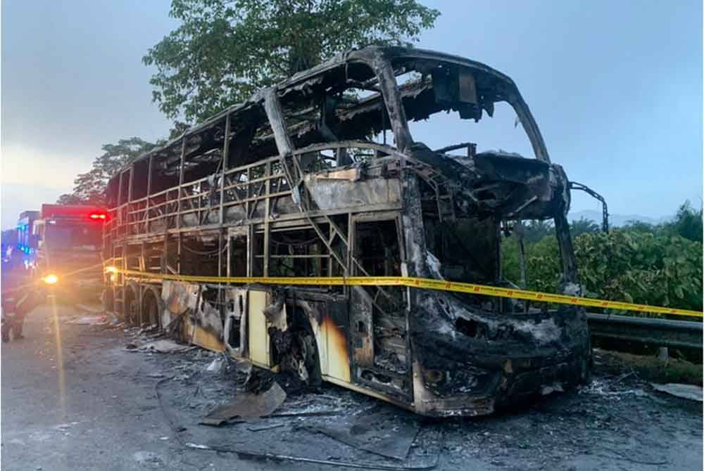 Kebakaran dipercayai bermula daripada bahagian enjin yang terletak di bahagian belakang bas. Foto JBPM Perak