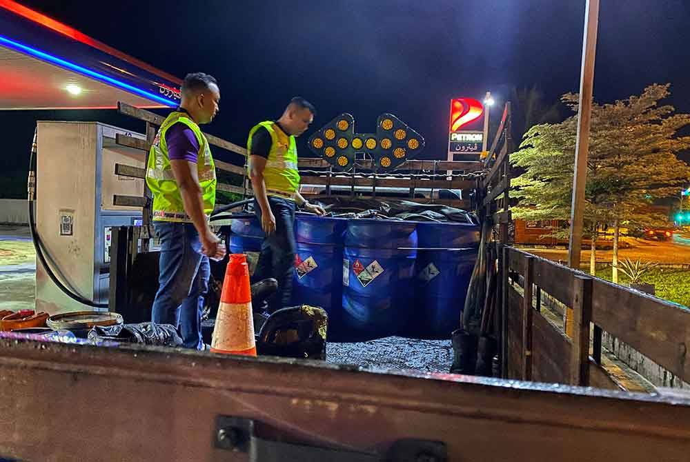 Lapan tong dram yang ditemui pada bahagian belakang lori tersebut. Foto Ihsan KPDN