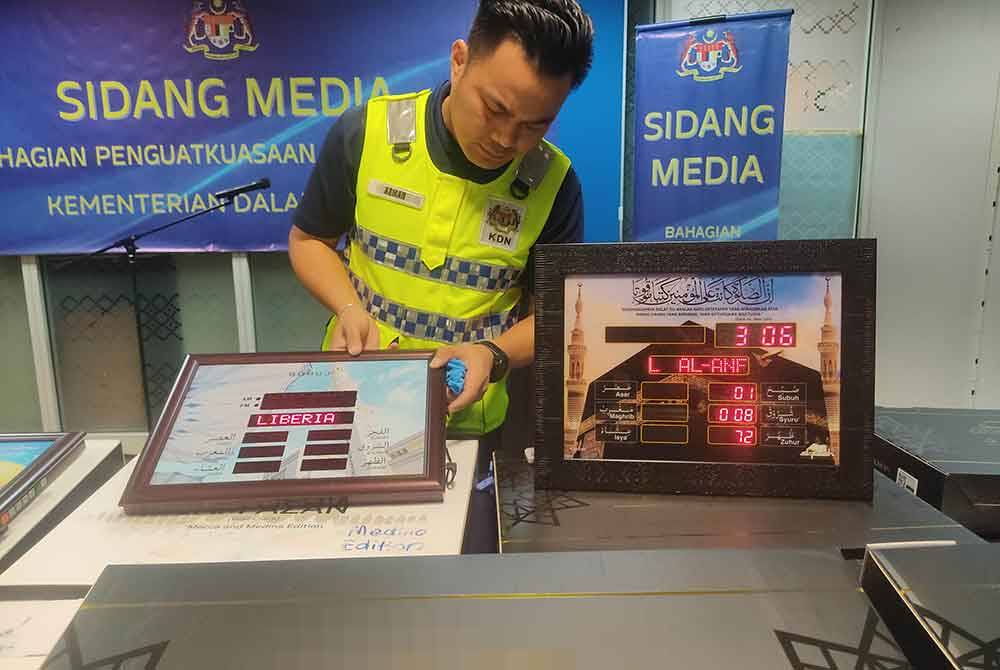 Antara jam dinding digital yang mengandungi audio 30 juzuk Al-Quran dan azan yang dirampas KDN atas kesalahan di bawah Akta Percetakan Teks Al-Quran 1986.