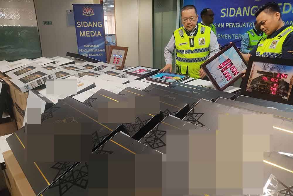 KDN merampas jam dinding digital bernilai RM1.1 juta yang menyalahi Akta Percetakan Teks Al-Quran 1986.