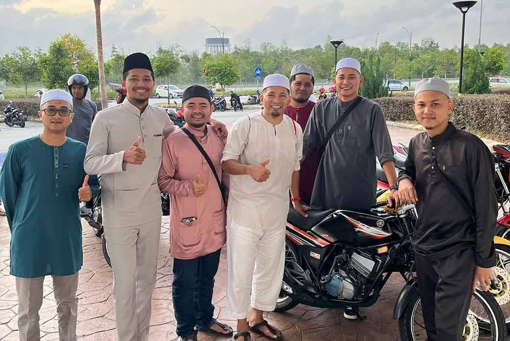 Mohamad Faizal (tengah berbaju putih) bersama jemaah lain ketika program program RXZ Members Subuh Warrior,