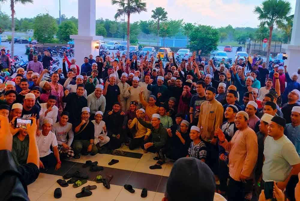 Antara jemaah yang hadir menunaikan solat Subuh berjemaah di Masjid Al-Wathiqu Billah, dekat sini pada Jumaat.