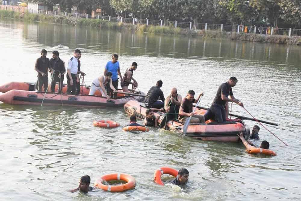 Sekurang-kurangnya 12 pelajar dan dua guru lemas selepas bot dinaiki mereka terbalik di Tasik Harni di Gujerat, barat India pada Khamis.