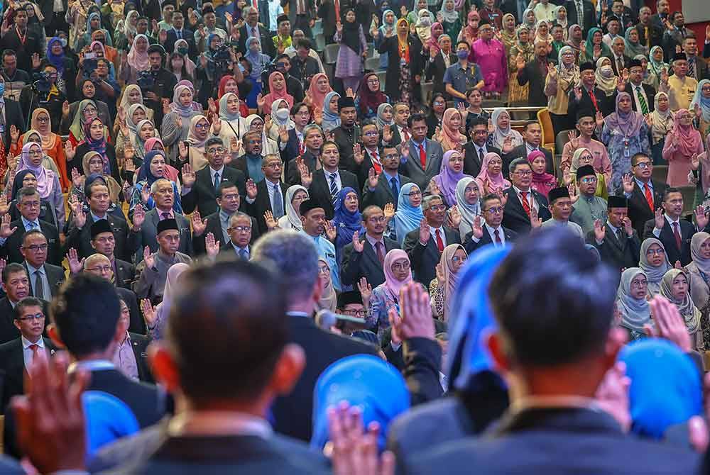 Warga pendidikan melafazkan Ikrar Perkhidmatan Awam semasa majlis Amanat Tahun Baharu 2024 Kementerian Pendidikan pada Jumaat. Foto Bernama