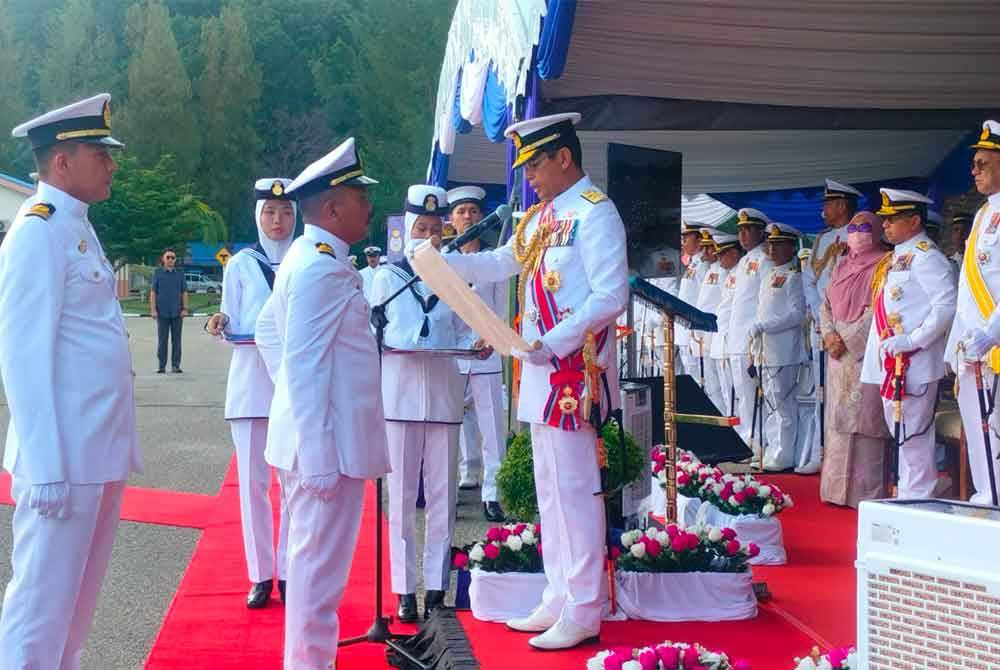 Abdul Rahman membaca perintah pentauliahan sebagai simbolik kepada pentauliahan kapal dan memakai insigna kepada dua pegawai pemerintah bagi KD Sri Sabah dan KD Sri Sarawak di sini pada Jumaat.