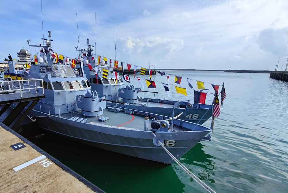 Dua kapal peronda (PC) yang usia melebihi 50 tahun, menerima pentauliahan semula di Jeti Pangkalan Tentera Laut Diraja Malaysia (TLDM) Tanjung Gelang, di sini pada Jumaat.