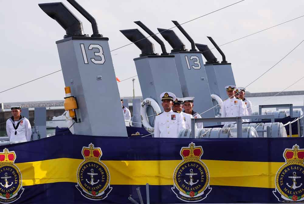 Anak Kapal Diraja Sri Sabah dan Sri Sarawak (kanan) pada upacara penamaan dan pentauliahan kapal tersebut di Pangkalan TLDM Tanjung Gelang pada Jumaat. Foto Bernama