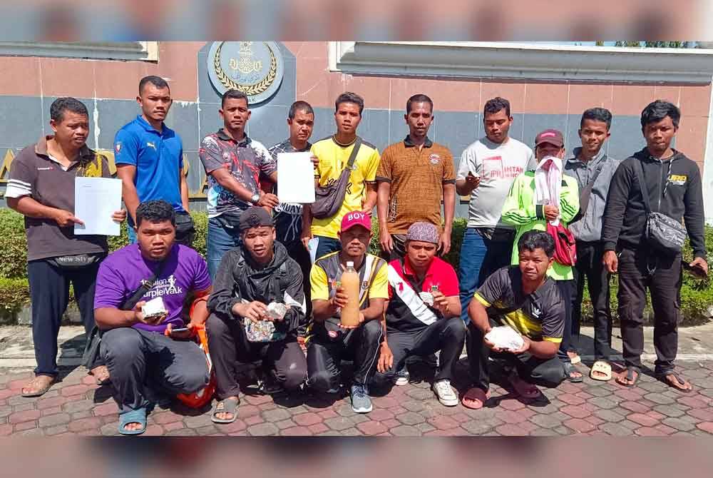 Penduduk Orang Asli Kampung Kelatap menyerahkan memorandum berhubung pencemaran akibat kuari Hutan Simpah Piah, Pos Perwor