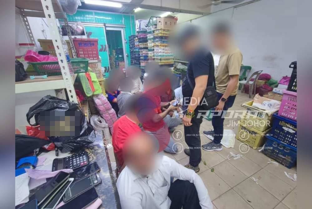 Pihak imigresen negeri Johor menahan pekerja warga asing yang didapati bekerja tanpa permit yang sah.