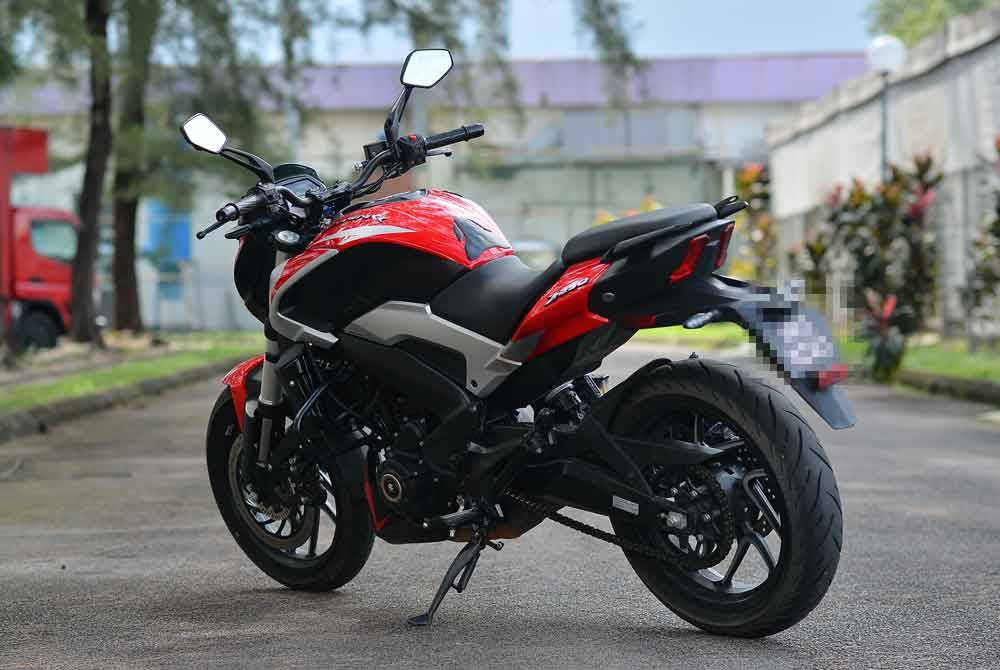 Dominar D250 didatangkan dengan rim 17 inci bersama tayar bersaiz 100/80 di depan dan 130/70 di belakang.